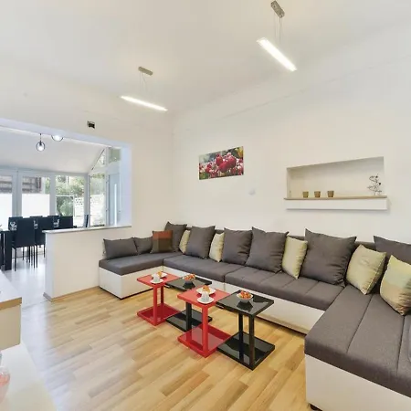 Xxl Gega With Pool, Jacuzzi Villa